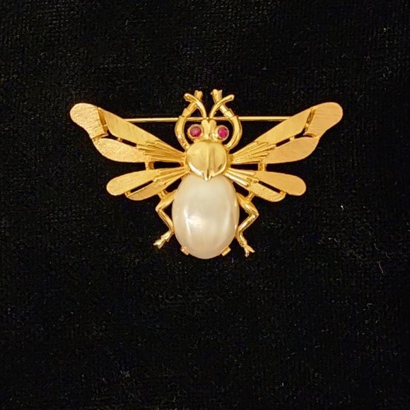 Vintage Trifari Flying Bee Insect Brooch - Jelly Belly Faux Pearl Cabochon - Picture 1 of 5